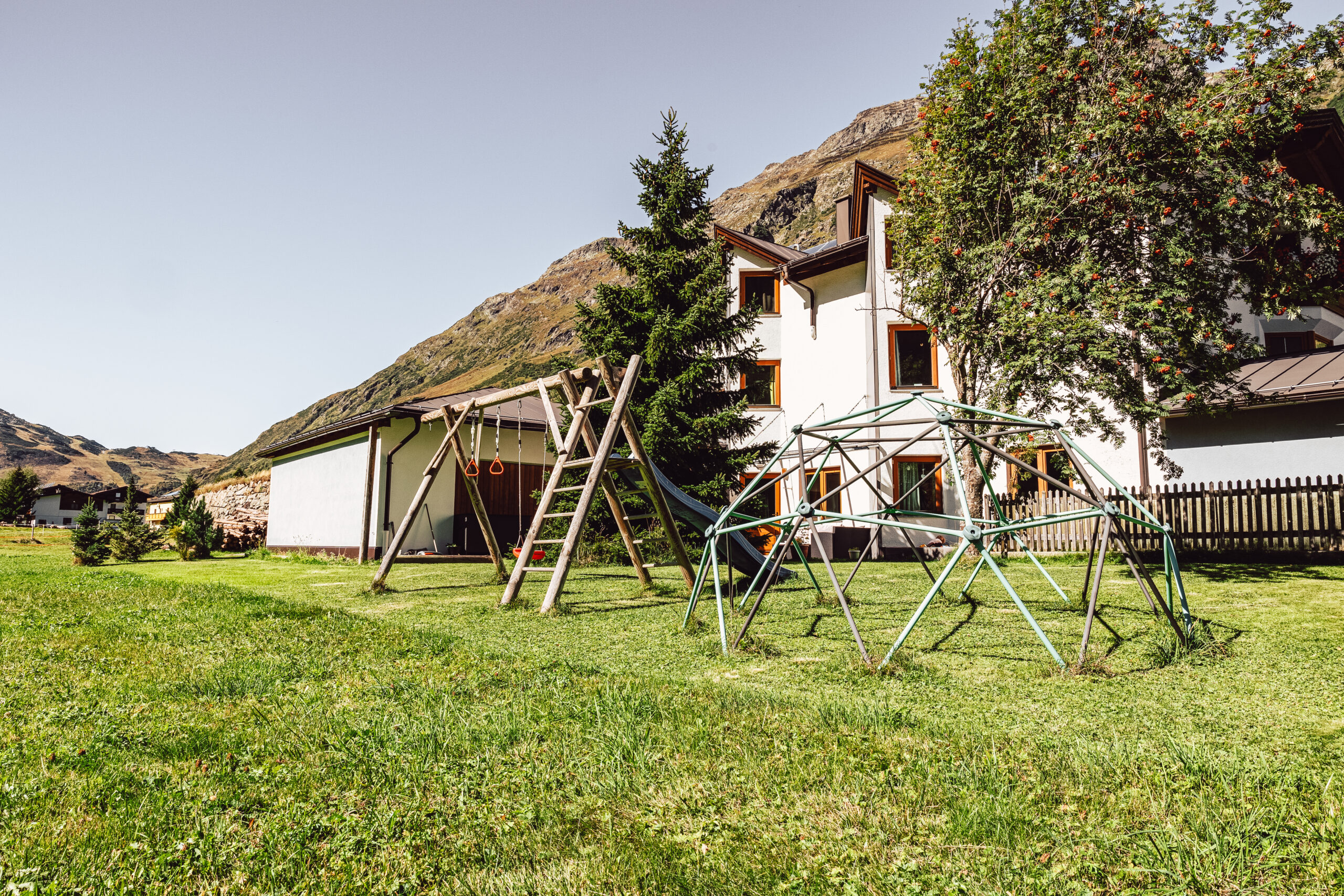 Ein malerischer Spielplatz mit Schaukel und Klettergerüst.